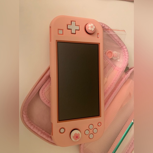 LIKE NEW NINTENDO SWITCH LITE - Picture 3 of 9